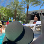 Mulher de chapel na piscina em Las Vegas