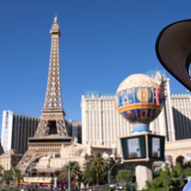 Mulher admirando Las Vegas com o hotel Paris ao fundo