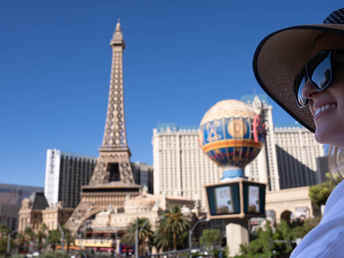 Mulher admirando Las Vegas com o hotel Paris ao fundo